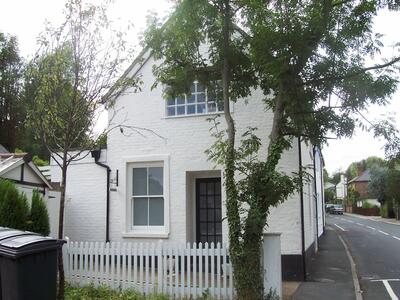 Middle Hill, 3 bedroom Semi Detached House to rent, £1,900 pcm