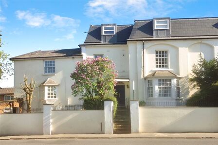 Egham Hill, 3 bedroom  Flat to rent, £1,950 pcm