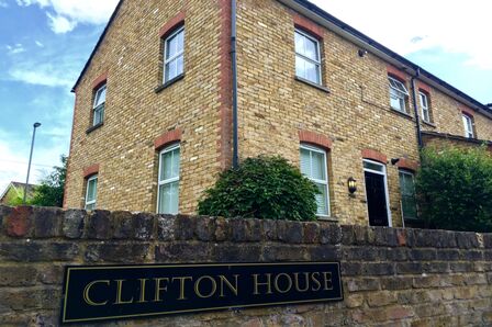 Clifton House Middle Hill, 2 bedroom  Flat to rent, £1,550 pcm