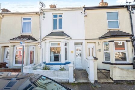 Selbourne Road, 2 bedroom Mid Terrace House for sale, £240,000