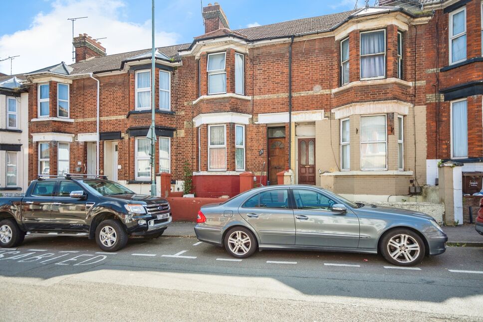 Main image of 1 bedroom  Flat for sale, Richmond Road, Gillingham, Medway, ME7