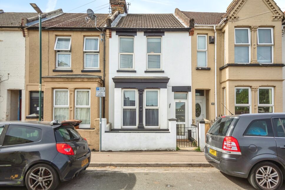 3 bedroom Mid Terrace House for sale