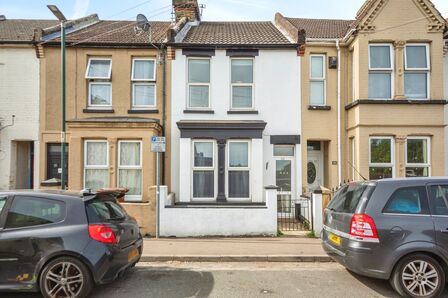 3 bedroom Mid Terrace House for sale