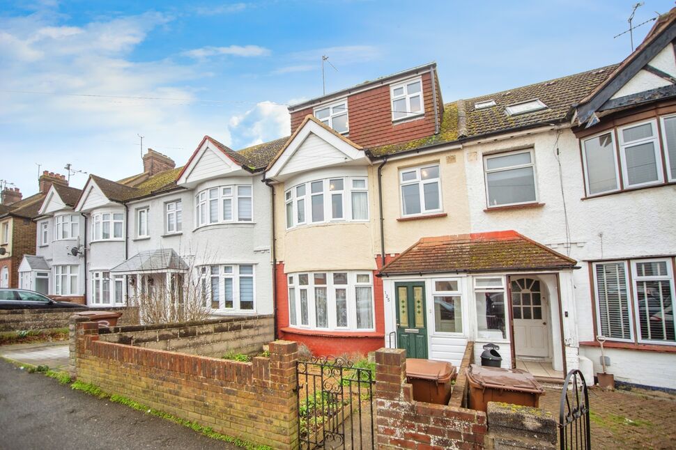 Main image of 6 bedroom Mid Terrace House for sale, Featherby Road, Gillingham, Kent, ME8