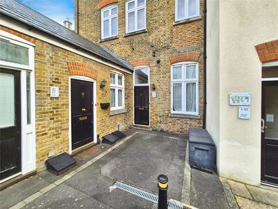 High Street, 1 bedroom  Flat for sale, £200,000