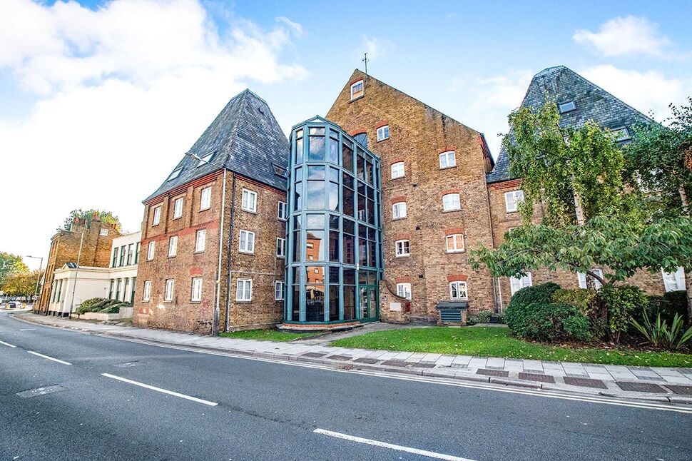 Main image of 1 bedroom  Flat for sale, Clifton Road, Gravesend, Kent, DA11