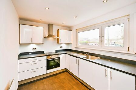 Teal Crescent, 3 bedroom Mid Terrace House to rent, £925 pcm