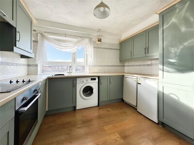 Pitcairn Terrace, 2 bedroom  Flat to rent, £695 pcm