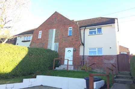 Mountbatten Close, 3 bedroom Semi Detached House to rent, £1,300 pcm