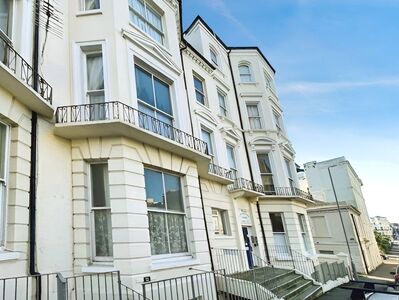 St. Margarets Road, 3 bedroom  Flat for sale, £140,000