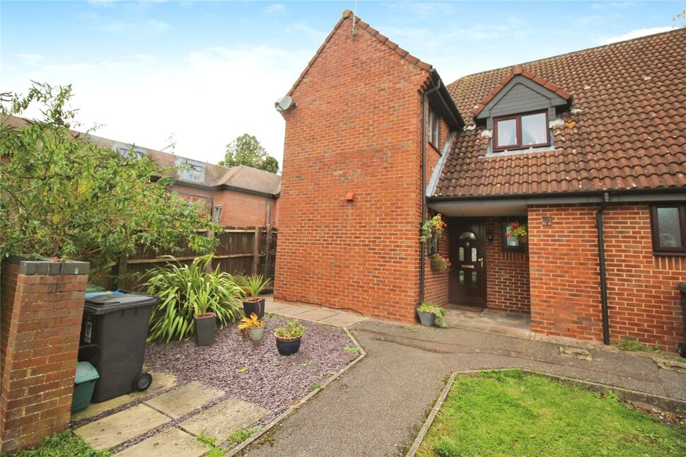 Main image of 3 bedroom Semi Detached House for sale, Baylie Court, Hemel Hempstead, Hertfordshire, HP2