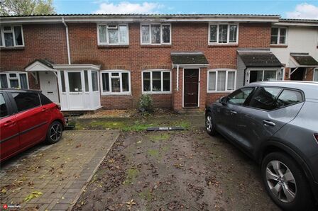 Hales Park, 2 bedroom Mid Terrace House for sale, £295,000