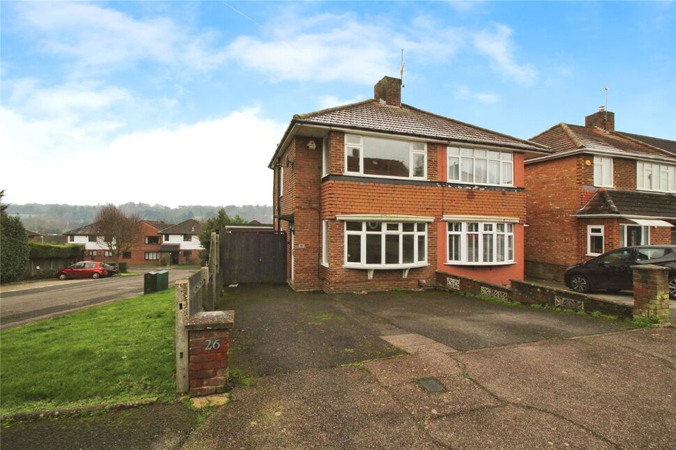 Main image of 2 bedroom Semi Detached House for sale, Fairway, Hertfordshire, HP3