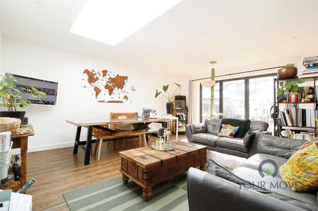 Chaulden House Gardens, 3 bedroom Mid Terrace House for sale, £475,000