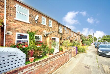 3 bedroom Mid Terrace House for sale