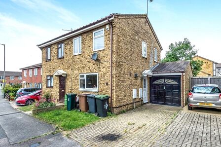 Hedley Rise, 2 bedroom Mid Terrace House to rent, £1,395 pcm