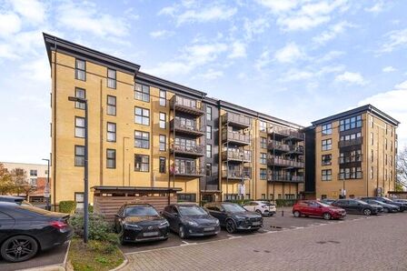 Giles Crescent, 1 bedroom  Flat for sale, £157,500