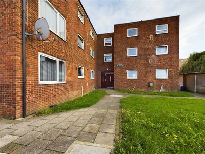 Tomlins Orchard, 2 bedroom  Flat for sale, £250,000