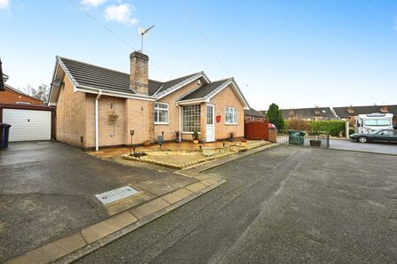 Halfacre Gardens, 2 bedroom Detached Bungalow for sale, £250,000