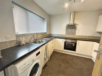 Lawrence Avenue, 3 bedroom  Flat to rent, £750 pcm