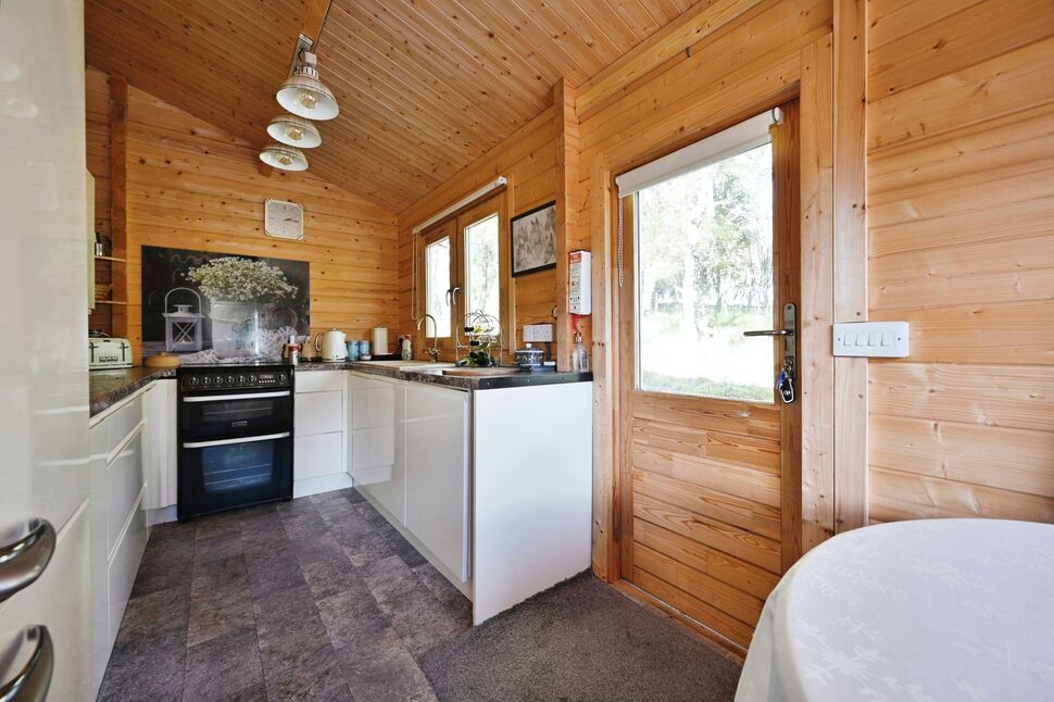 Kitchen / Dining Area