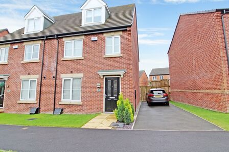 Woodlands Way, 4 bedroom Semi Detached House to rent, £1,400 pcm