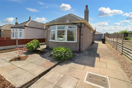 Kennerleigh Crescent, 2 bedroom Detached Bungalow to rent, £995 pcm