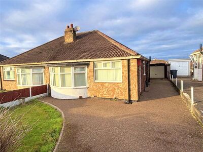 Kingswear Parade, 2 bedroom Semi Detached Bungalow to rent, £975 pcm