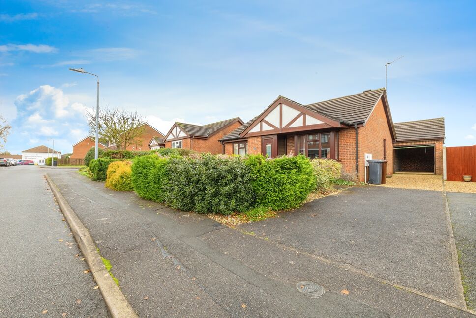 2 bedroom Detached Bungalow for sale