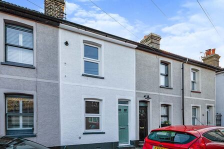 Station Road, 3 bedroom Mid Terrace House to rent, £1,700 pcm