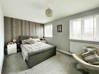 Chartwell Lane, 1 bedroom  Flat for sale, £240,000