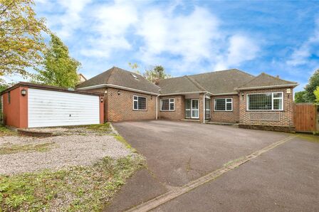 New Barn Road, 5 bedroom Detached Bungalow to rent, £3,500 pcm