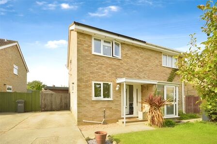 Highview Close, 2 bedroom Semi Detached House to rent, £1,500 pcm