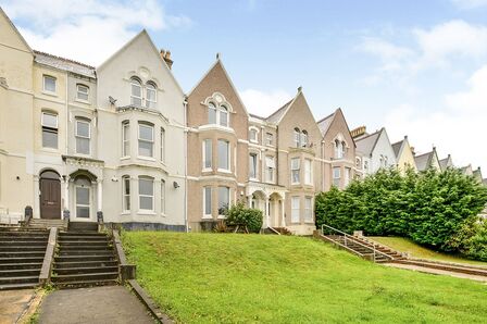 Connaught Avenue, 2 bedroom  Flat to rent, £975 pcm