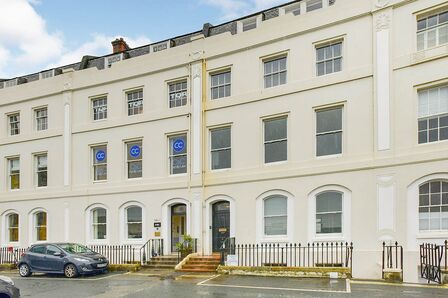 The Crescent, 2 bedroom  Flat to rent, £1,500 pcm