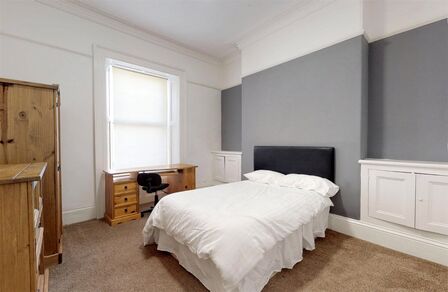 Hill Park Crescent, 5 bedroom  House to rent, £2,500 pcm