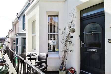 3 bedroom Mid Terrace House for sale