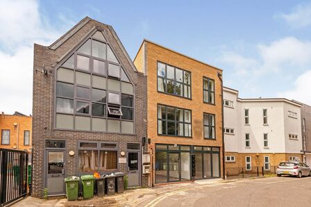 Hatcham Park Mews, 3 bedroom  Flat to rent, £2,750 pcm