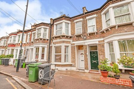 Childeric Road, 3 bedroom  Flat to rent, £2,400 pcm