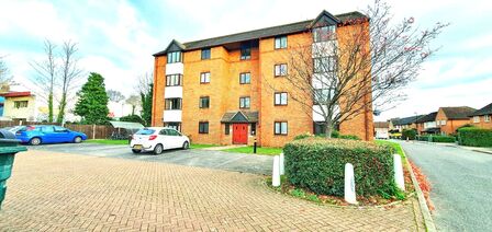 Seymour Gardens, 1 bedroom  Flat for sale, £300,000