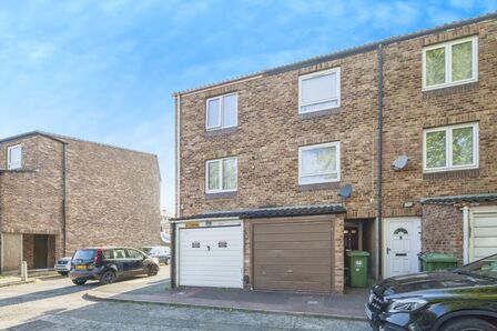 Romney Close, 3 bedroom Mid Terrace House for sale, £650,000