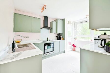 Avondale Square, 2 bedroom  Flat to rent, £2,150 pcm