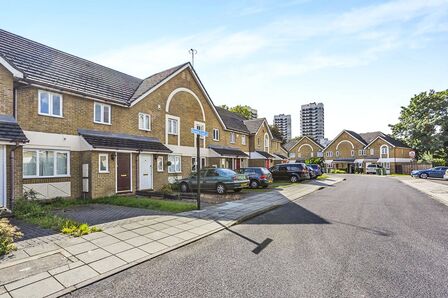 3 bedroom Mid Terrace House for sale