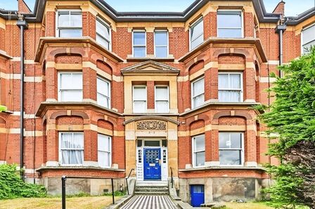 New Cross Road, 4 bedroom  Flat for sale, £500,000