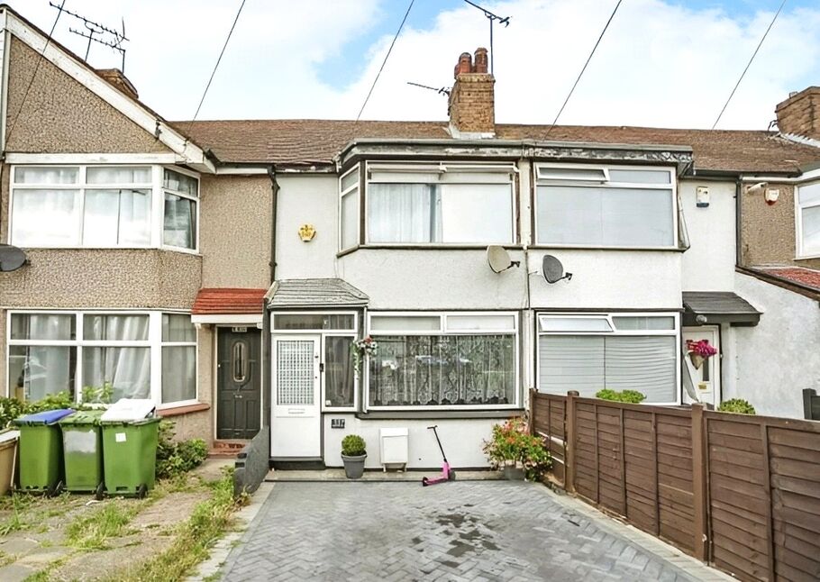 Main image of 2 bedroom Mid Terrace House for sale, Parkside Avenue, Bexleyheath, DA7