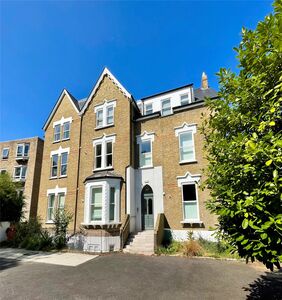 Copers Cope Road, 1 bedroom  Flat for sale, £330,000