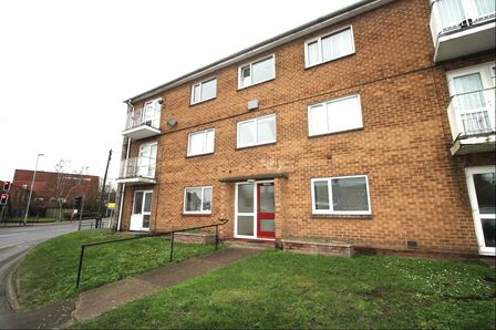 Coppice Road, 2 bedroom  Flat to rent, £825 pcm