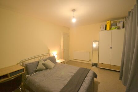 Towcester Road, 2 bedroom  Flat to rent, £650 pcm