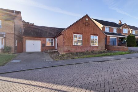 Primula Close, 3 bedroom Detached Bungalow to rent, £1,275 pcm