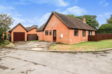 Painters Meadow, 3 bedroom Detached Bungalow to rent, £1,500 pcm